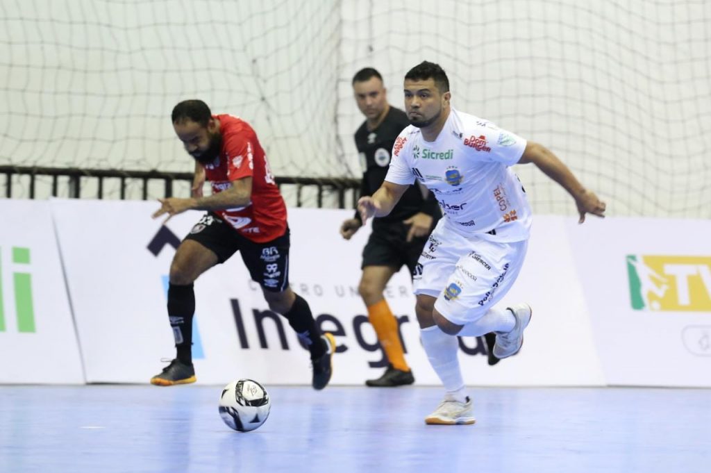 Campo Mourão vence o duelo paranaense contra o Pato